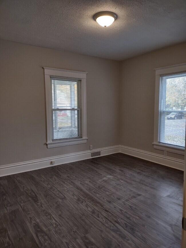 Building Photo - Updated 2-bedroom | Large Kitchen | Laundry in Building