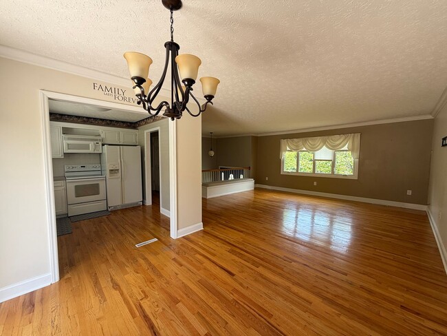 Building Photo - 3-4 bedroom 2 bath split foyer for rent
