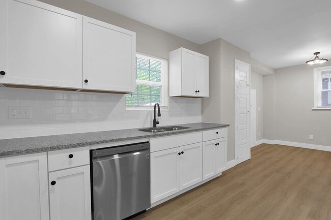 Building Photo - Updated 3 Bedroom, 2 Bathroom Home with Sp...