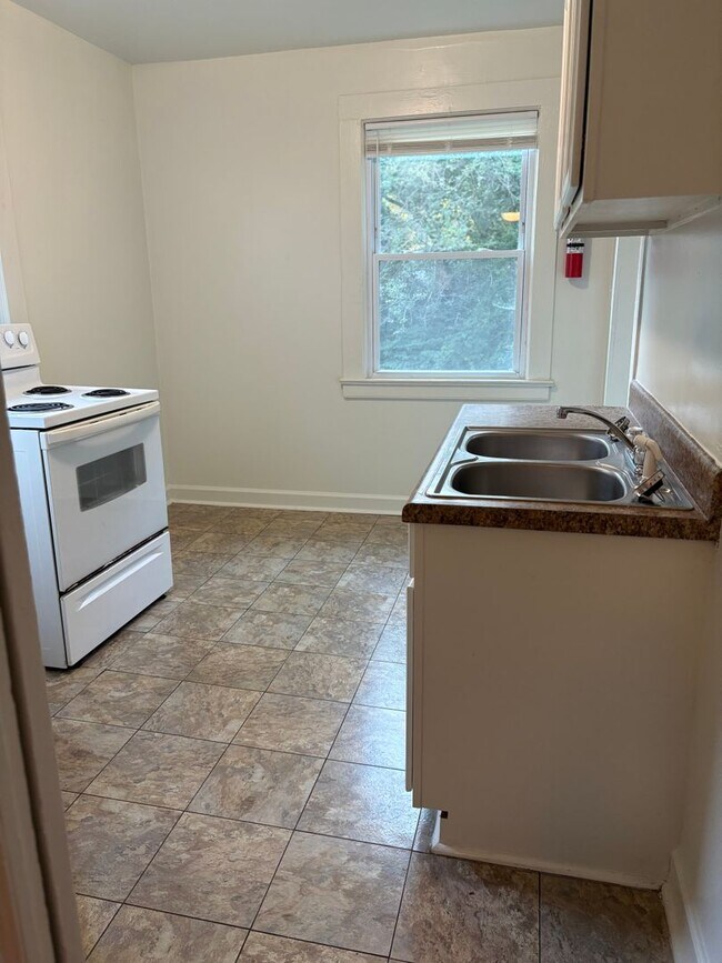 Building Photo - Newer windows, hardwood floors, a big pantry — and 9th Street a short walk away.