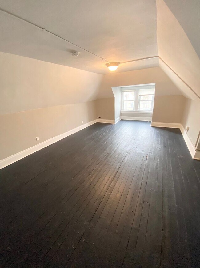 Building Photo - Newly Renovated 4 Bedroom, 1.5 Bathroom in...