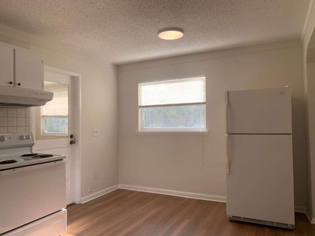 Building Photo - Updated 2 Bedroom 1 Bath in Central Gulfport