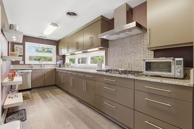 Building Photo - Charming 3-Bed Oasis with Scenic Waterfront Views and Pool 15 minutes from Downtown Nashville