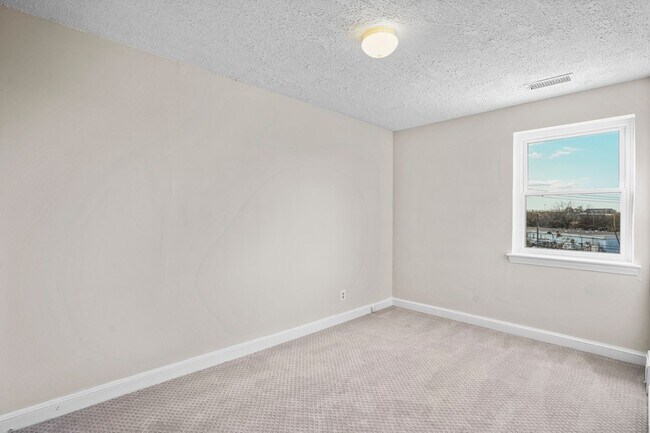 Building Photo - Brentwood Beauty