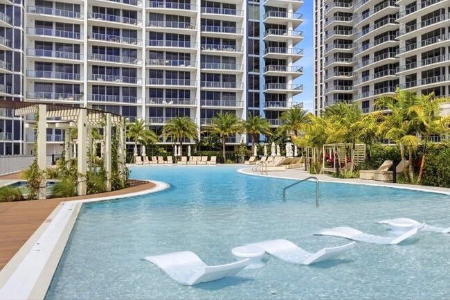 Building Photo - 220 Lake Shore Dr