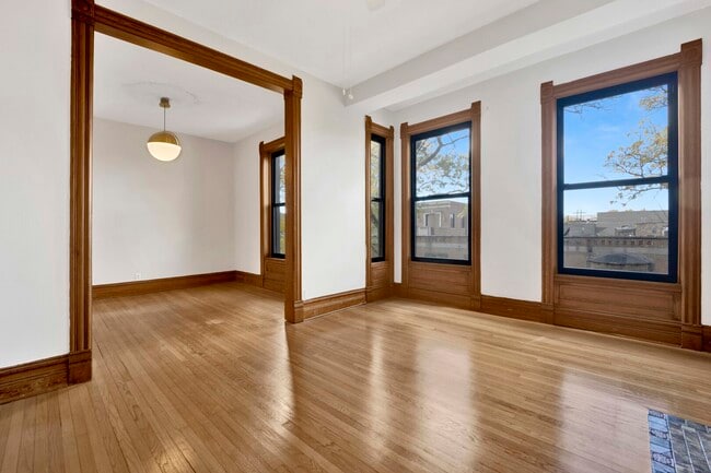 Building Photo - 825 W Armitage Ave