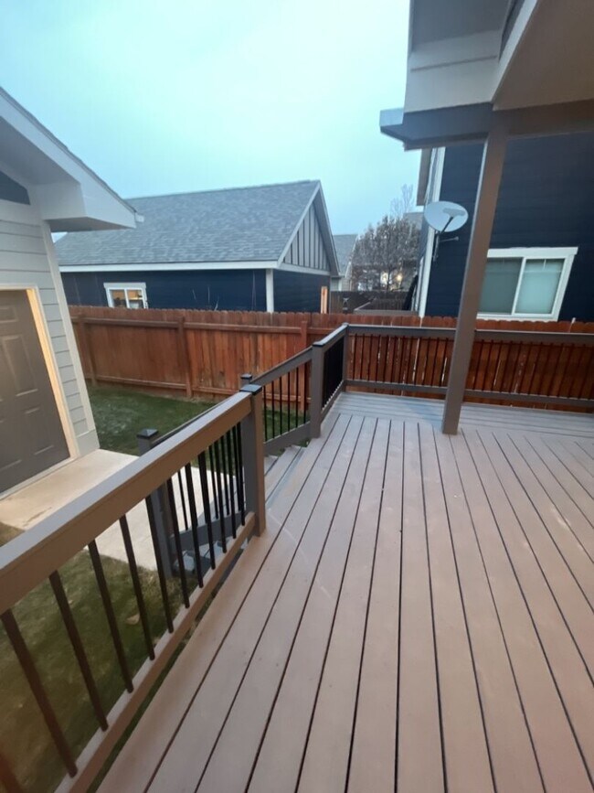 Building Photo - 44 Ranch 5 Bed, 3 Bath Home - 2 Weeks Free...