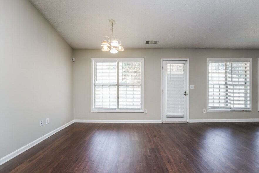 Building Photo - 920 Glen Oaks Ln