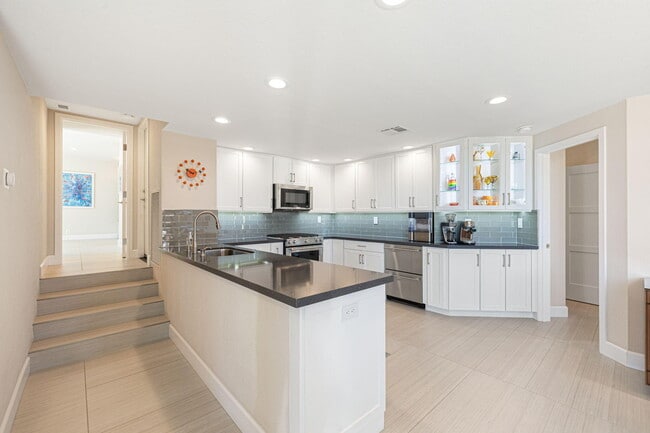 Building Photo - 49069 Mariposa Dr
