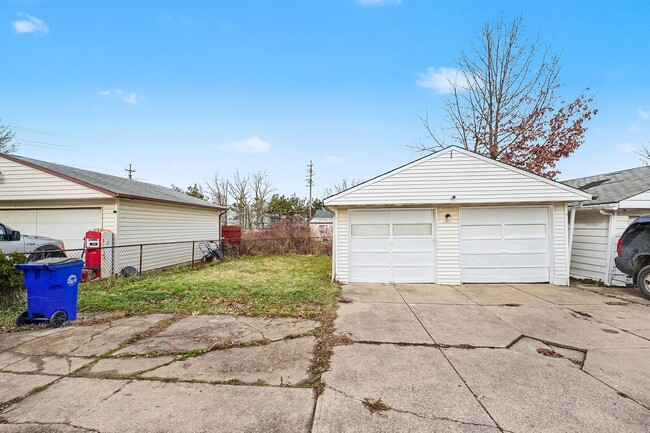 Building Photo - Updated 3BR Upper Unit with Garage Parking and Porch