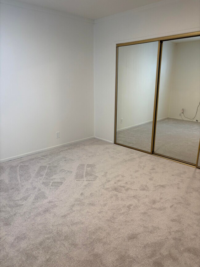 Building Photo - Camarillo Apartments