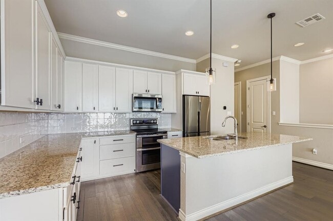 Building Photo - 1213 Highknoll Ln