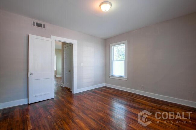 Building Photo - 678 Somerset Terrace NE