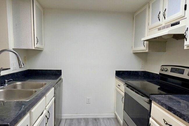 Building Photo - 7200 SW 8th Ave