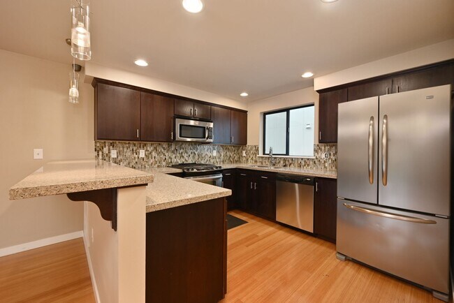 Building Photo - Modern & Spacious 2+ Bedroom/3.25 Bath Vie...