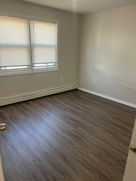 Building Photo - 16 Day St
