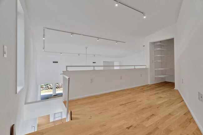 Building Photo - 1124 Heath Dr
