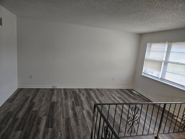 Building Photo - 3 BR/1.5 BA - Kansas City, KS