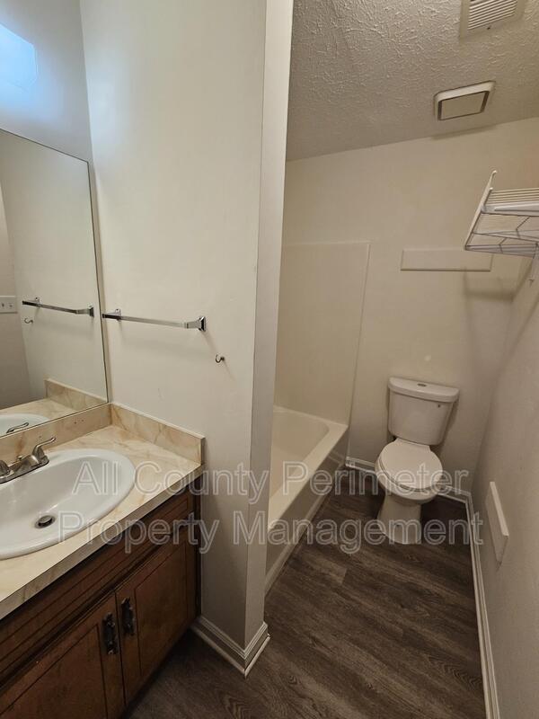 Building Photo - 2460 Washington St