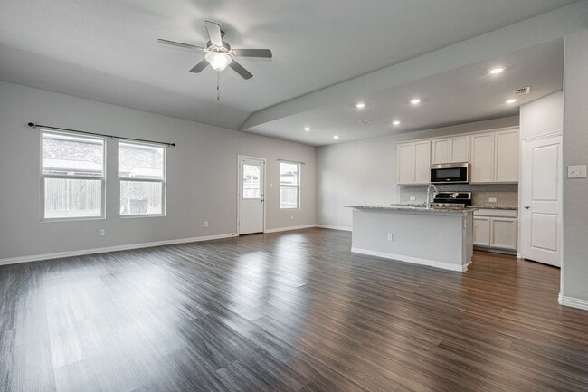 Building Photo - Stunning 3-bedroom, 2.5-bathroom with office.
