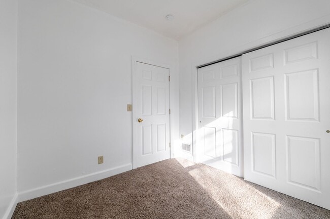 Building Photo - Spacious 4 Bedroom 2 Full Baths Available Kenosha