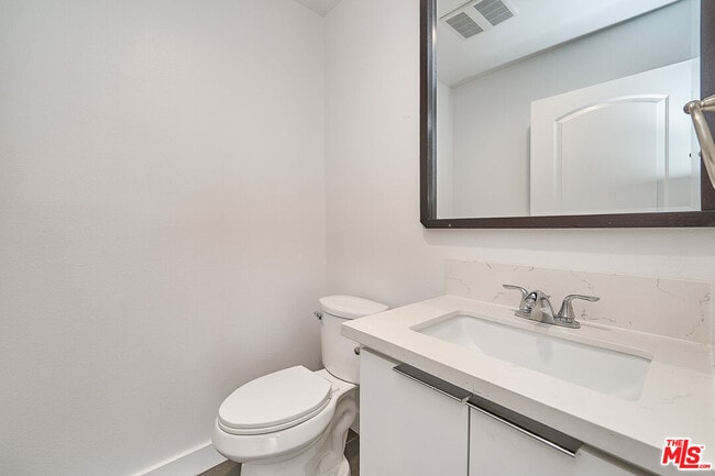 Building Photo - 605 1/2 W 41st Pl