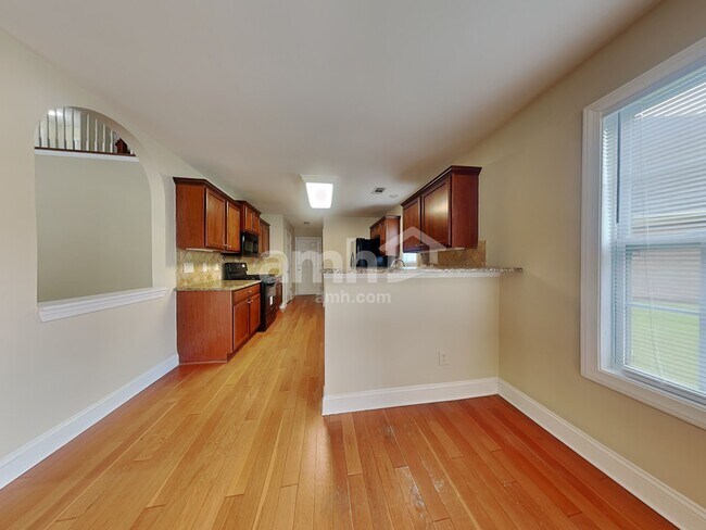 Building Photo - 2116 Benchmark Dr SW