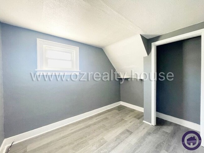 Building Photo - 1402 Prouty Ave