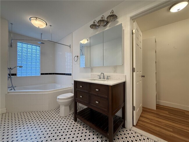 Building Photo - 1036 Monroe Ave