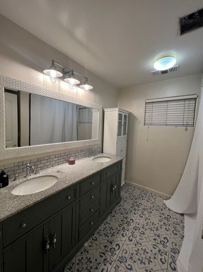 Building Photo - Beautiful  4-bedroom, 2-bathroom home in Fresno with Solar