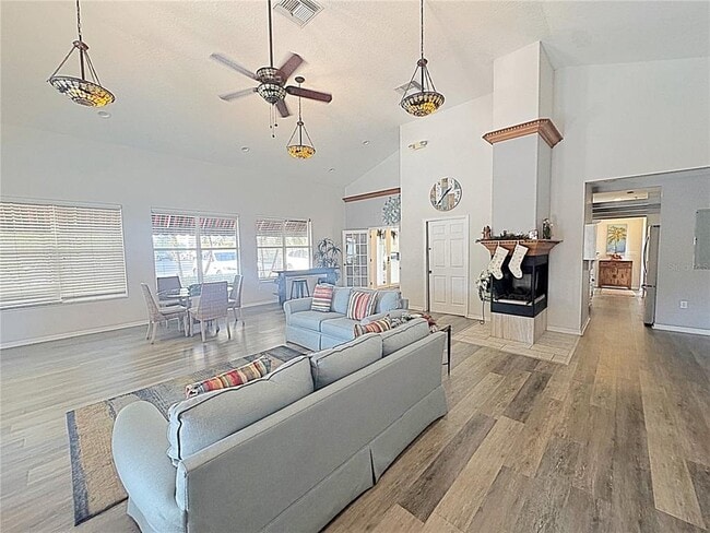 Building Photo - 1200 Country Club Dr