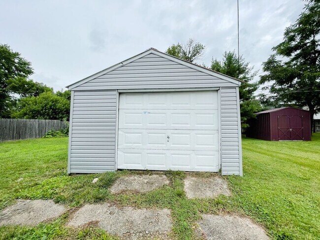 Building Photo - Cozy 2 Bedroom Home! Detached Garage! Large Backyard!