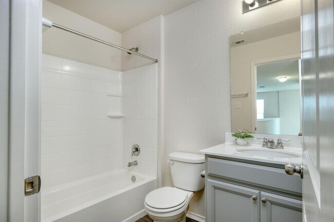 Building Photo - 482 Thornless Cir