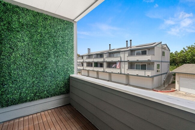 Building Photo - MOVE IN SPECIAL- $500 off First Months Ren...