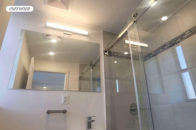 Building Photo - 45 W 81st St