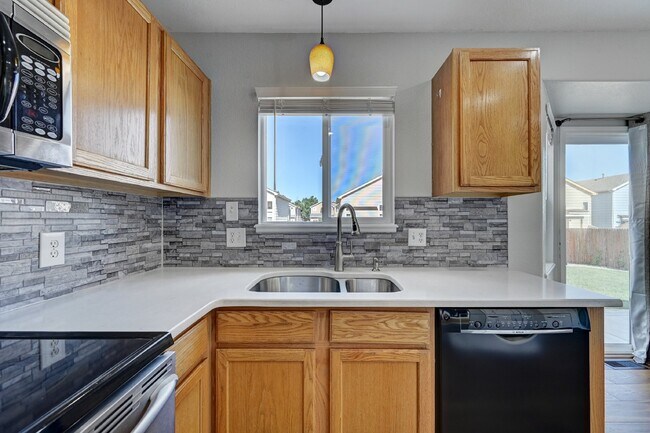 Building Photo - $2,225- 3bed/2bath Home in Fountain with B...