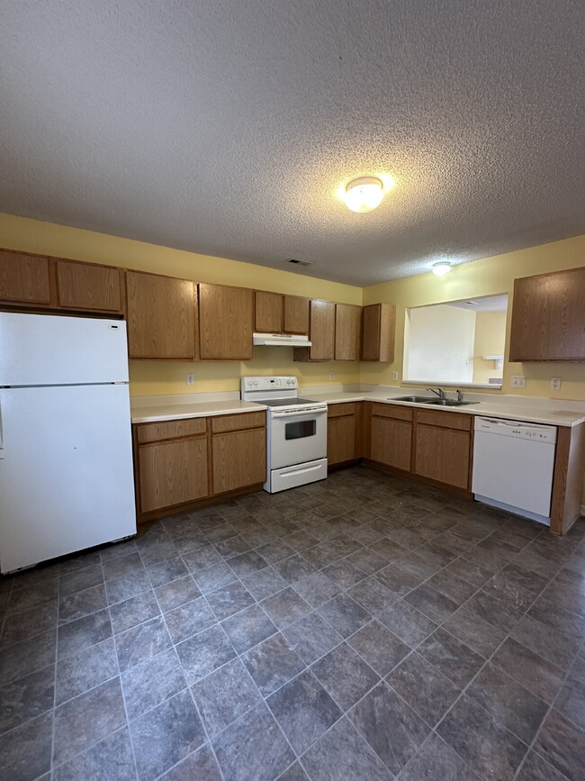 Building Photo - Nice 2 Bedroom Townhome - 1962 W, Brandymi...