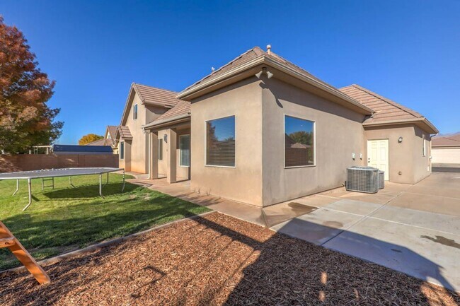 Building Photo - Beautifully Designed 5 Bedroom Home in Was...
