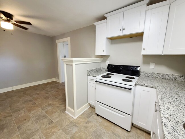 Building Photo - Remodeled 1 Bed, 1 Bath 4-Plex Craftsman A...