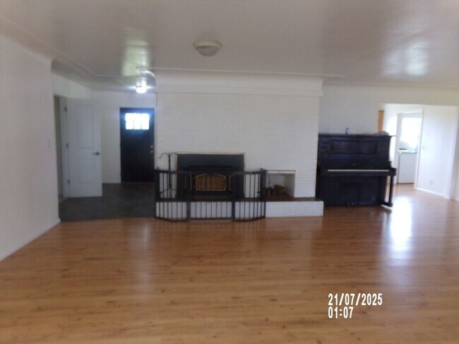 Building Photo - 3bd 2ba with 4 garages