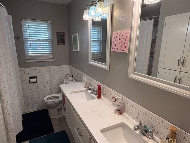 Building Photo - PRELEASING (3) Bed/(1.5) Bath in Core Norman Avail Late May!