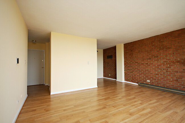 Building Photo - Student-Friendly UVA Apartment (Lease Pend...