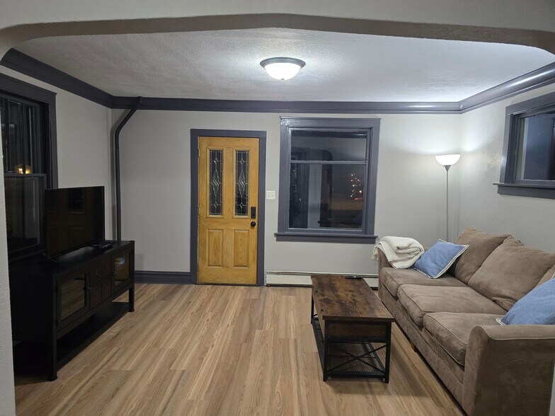 Building Photo - 1825 E 5th St