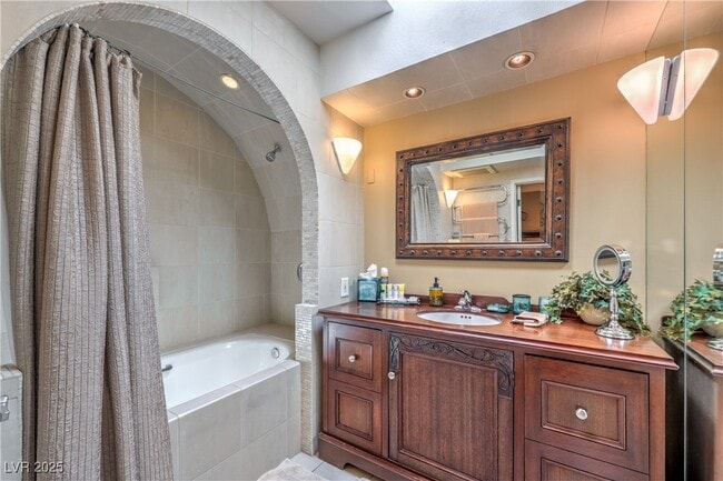 Building Photo - 2701 Alta Dr