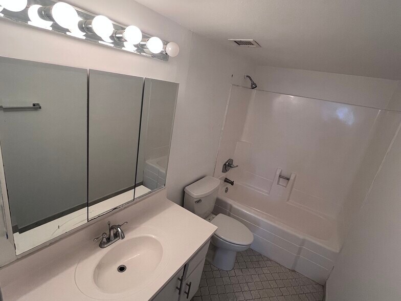 Building Photo - 13499 Biscayne Blvd