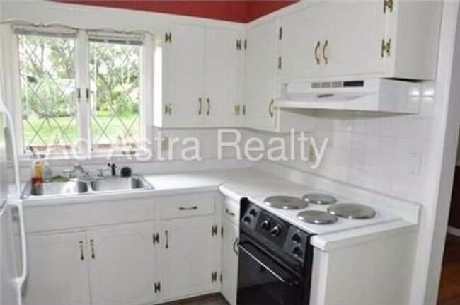 Building Photo - Beautiful North Johnson County Home-Available NOW!!