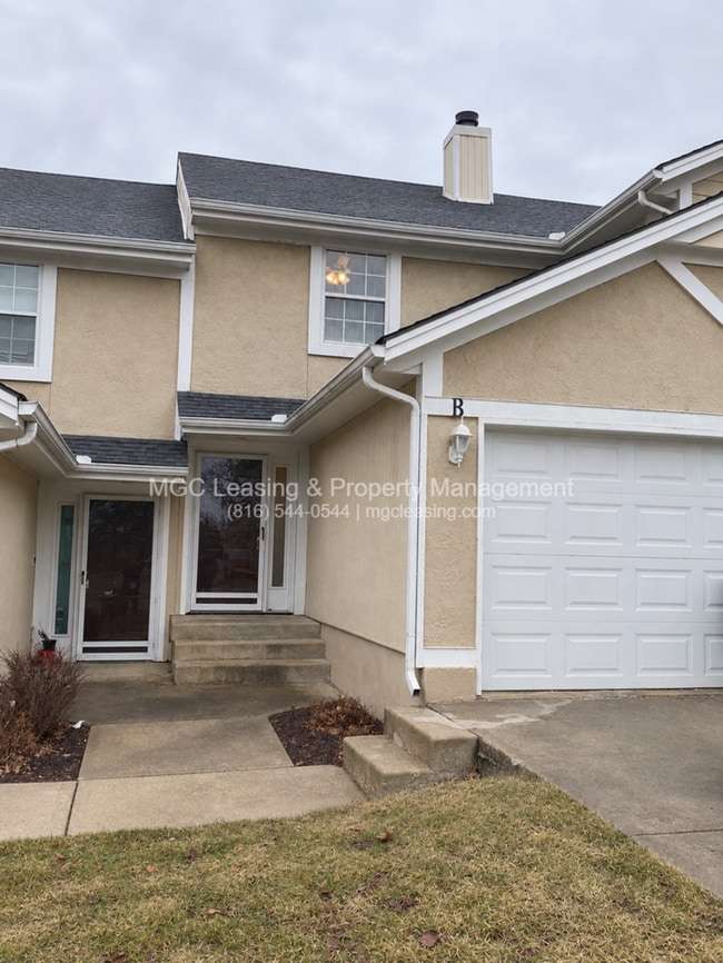 Building Photo - Spacious Townhome Near Shopping, Parks & Highways