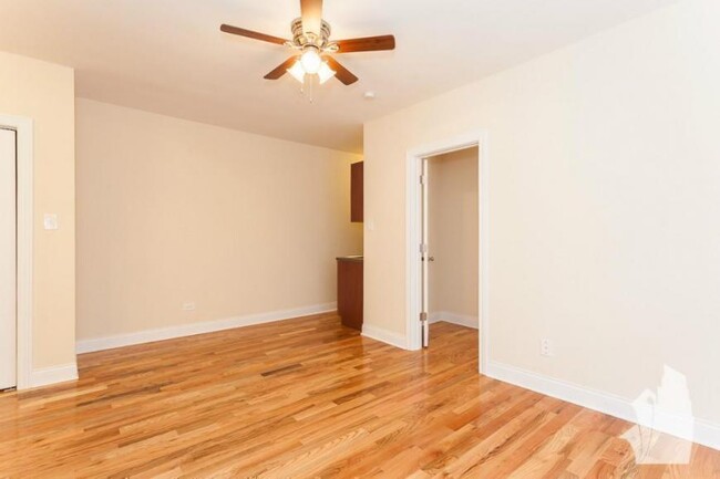 Building Photo - 1 bedroom in Chicago IL 60657