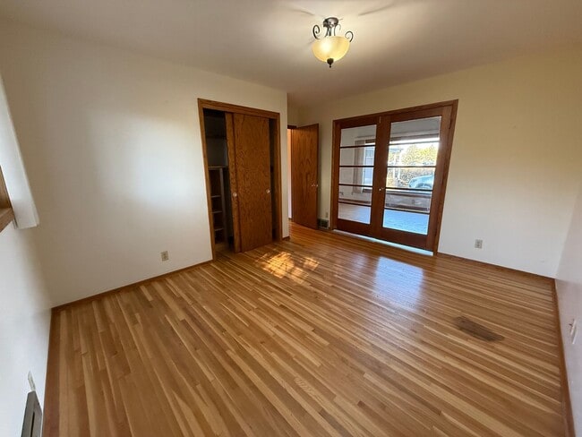 Building Photo - 3 Bed 2 Bath
