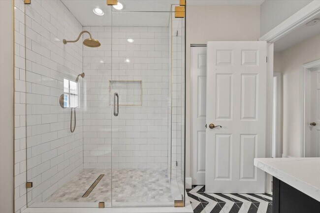 Building Photo - 221 Greymon Dr